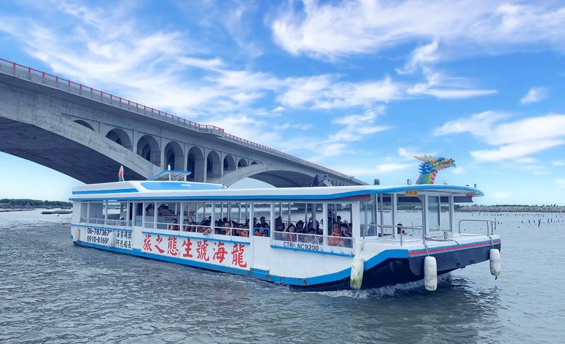 Tainan LongHai Eco Boat Tour and Oyster Barbeque (Phone Reservation Required)