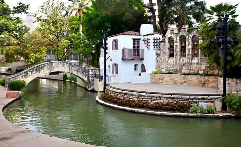 San Antonio : Highlights Walking Tour With A Guide